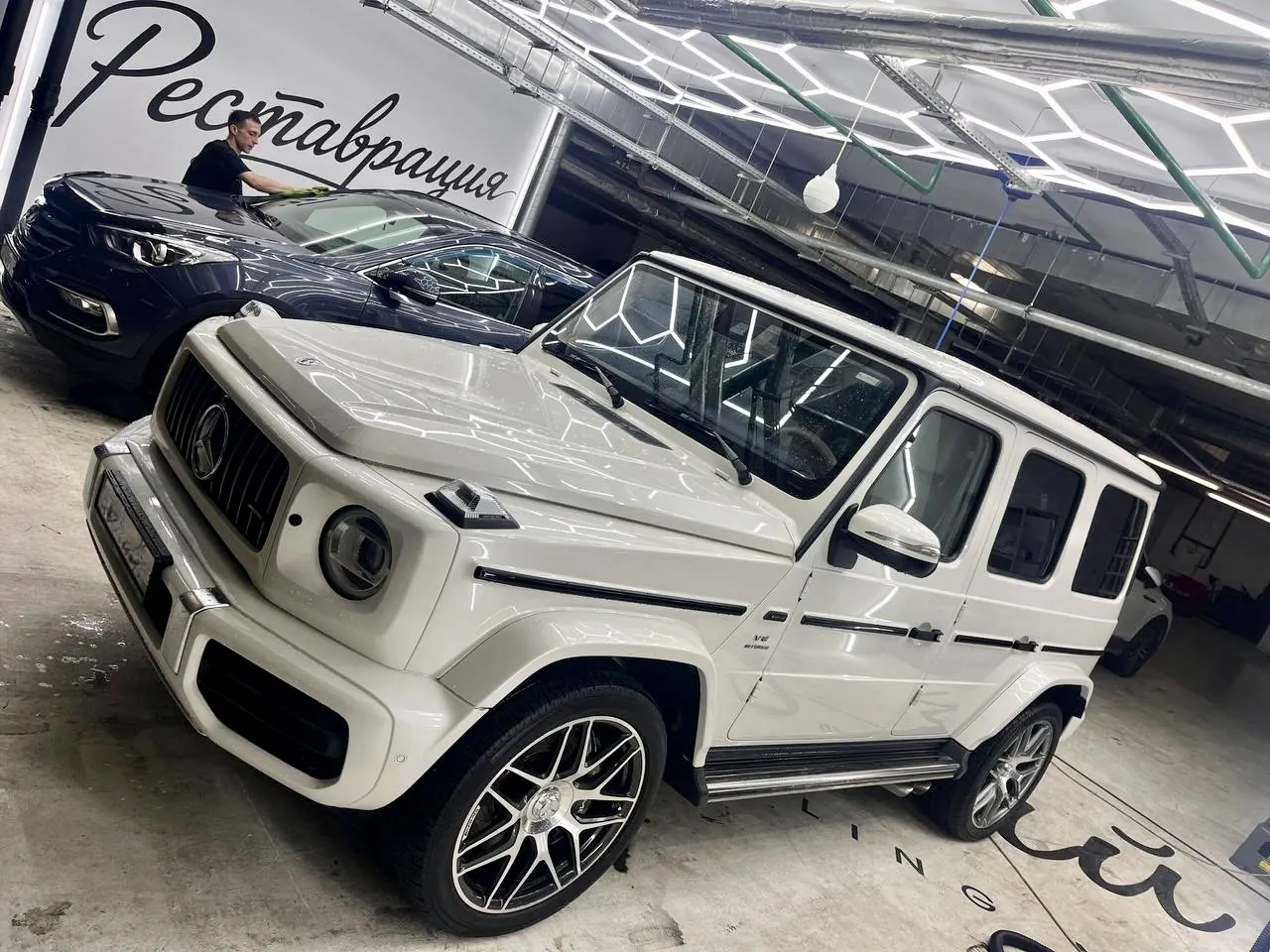 Светлый автомобиль в зоне Реставрация