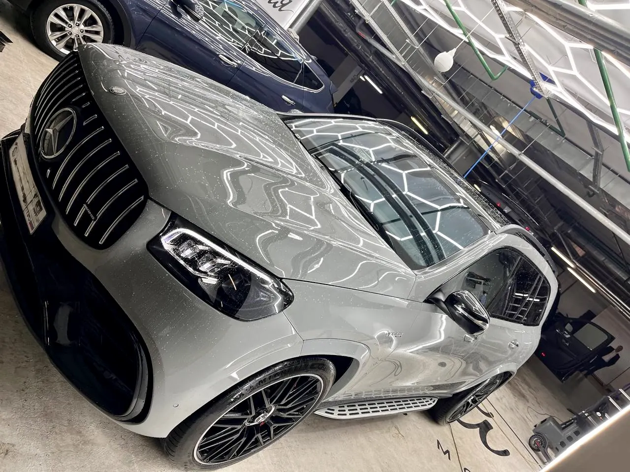 Автомобиль под направленным рабочим светом